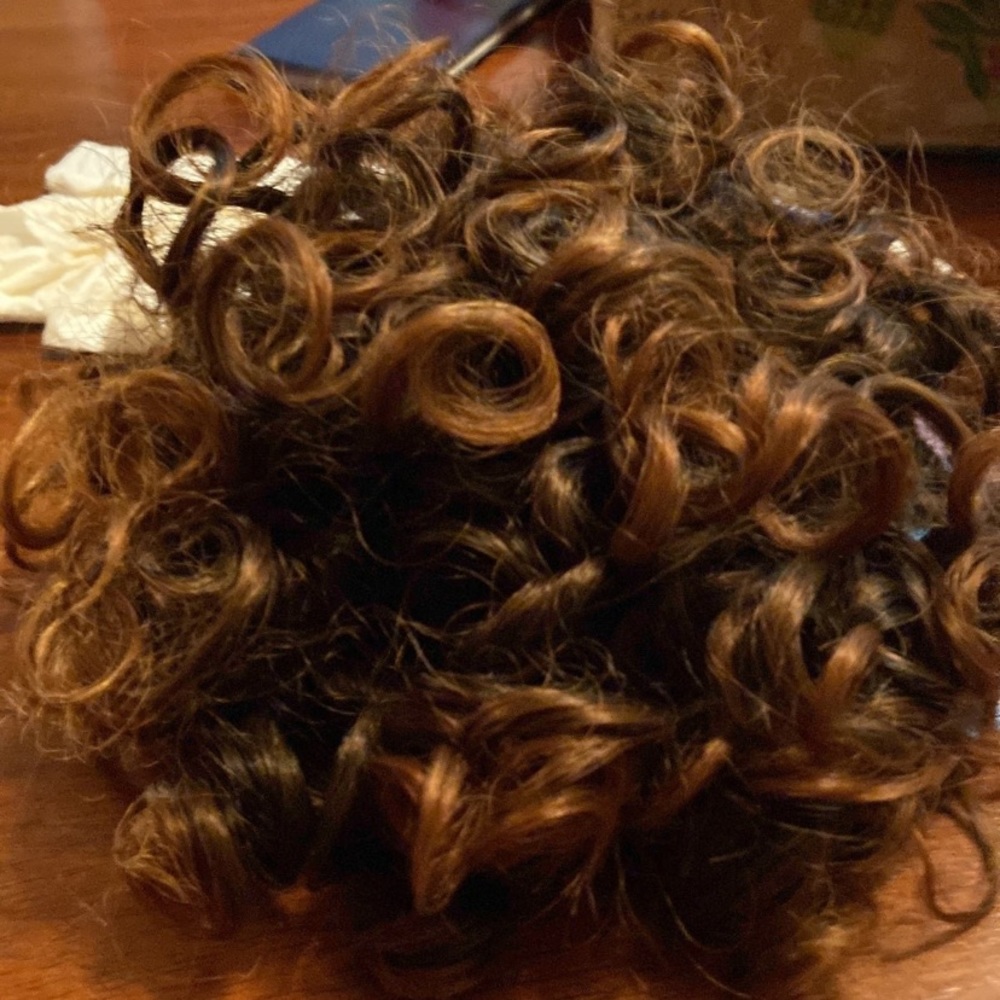 Curly hairpiece . ( new )